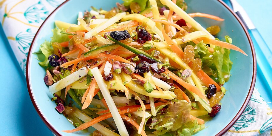 Slaatje van pecorino, mango, groenten en honingvinaigrette