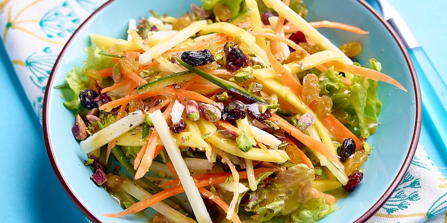 Slaatje van pecorino, mango, groenten en honingvinaigrette