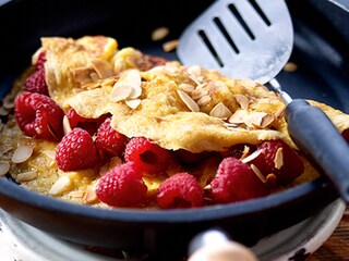 Omelet met frambozen, amandelen en mascarpone