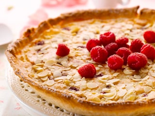 Tarte à la rhubarbe, aux framboises et aux amandes