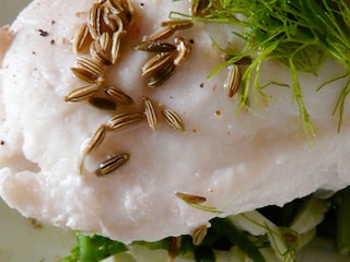 Kabeljauwfilet met pastis op een salade van venkel en zeekraal