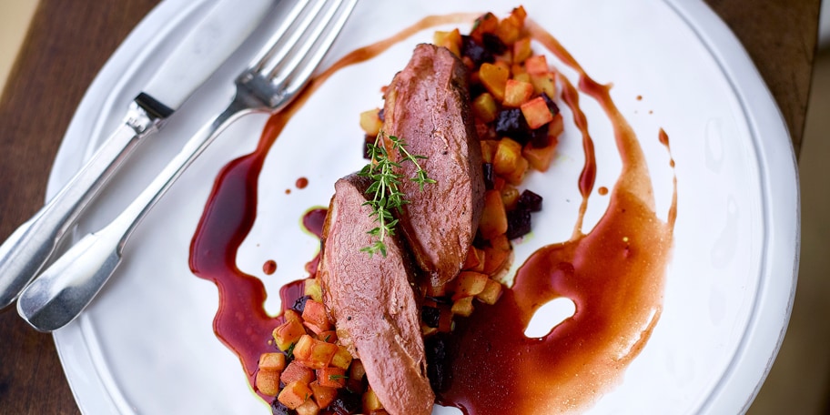 Filets de canard avec une brunoise de légumes d'hiver