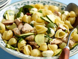 Salade van pasta met kip, courgettes, mozzarella en basilicum