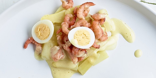 Asperges aux crevettes grises, œufs de caille et sabayon