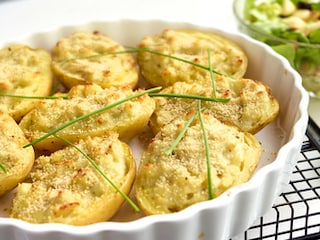 Met roquefort gevulde aardappelen en krokante salade met peren