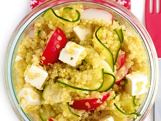 Knapperige salade van quinoa met kaas, radijzen en courgettes