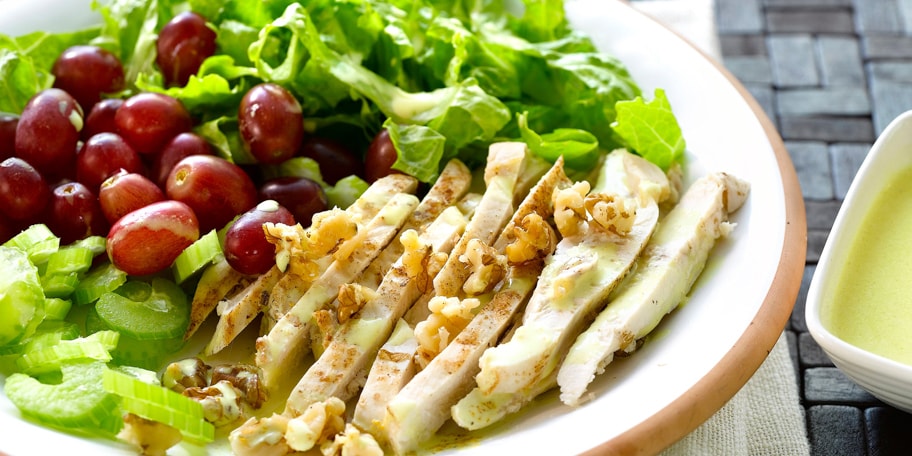 Salade de poulet aux raisins frais, vinaigrette au curry