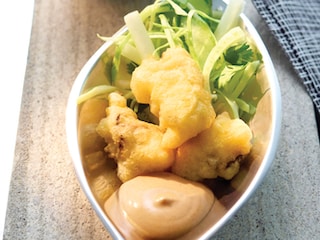 Tempura d’huîtres, légumes marinés et mayonnaise à la sauce hoisin