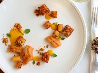 Gnocci van zoete aardappel, gepaneerde tofu, pompoen en saffraan