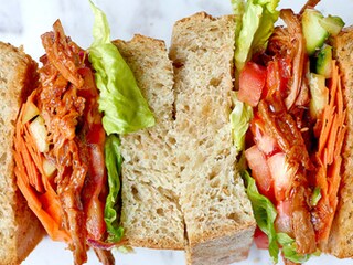 Sandwich met ‘pulled’ everzwijn