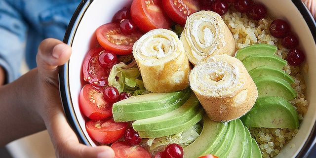 Salade de boulgour avec omelette roulée