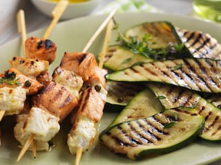 Brochettes de poissons en marinade, courgettes grillées