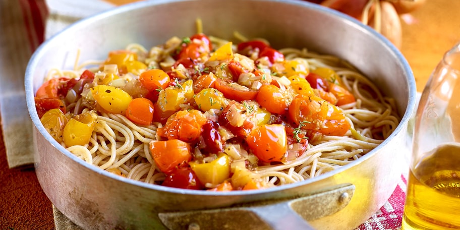 Volkorenspaghetti met gekonfijte sjalotten en kerstomaten