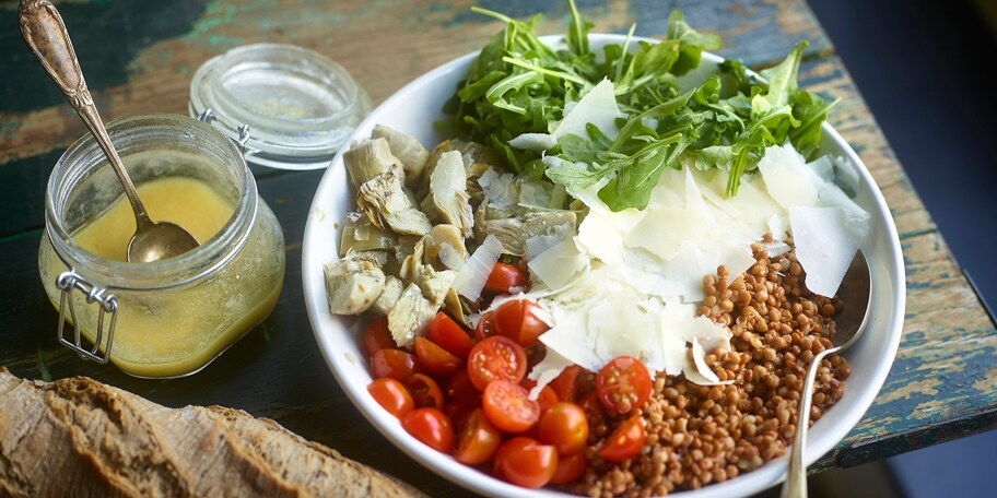 Salade van linzen met artisjokken en grana padano