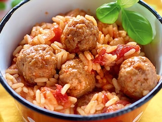 Riz aux boulettes et aux tomates