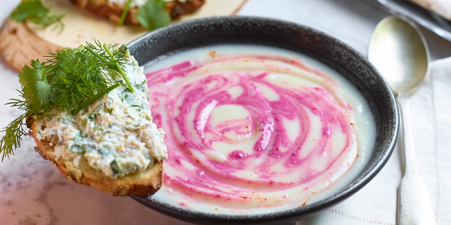 Soupe de céleri-rave et betterave rouge, tartine à la truite fumée