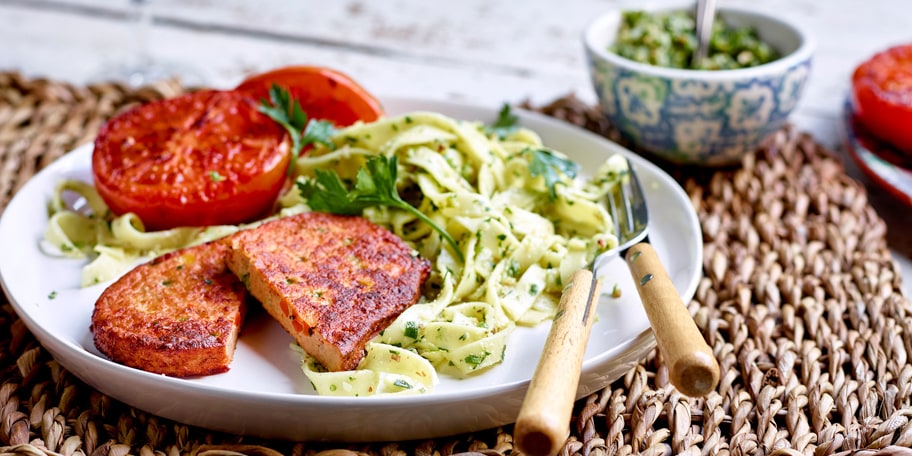 Groenteburgers, pasta met peterseliepesto en gegrilde, halve tomaten