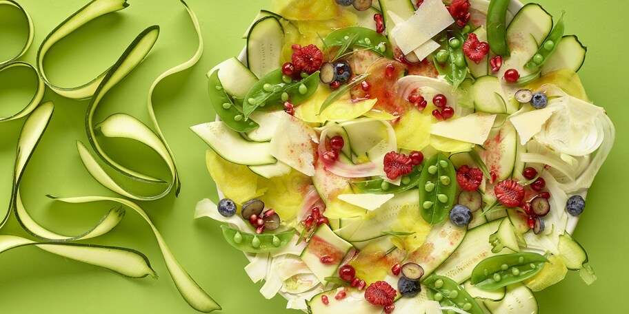 Salade van dungesneden groenten en fruit