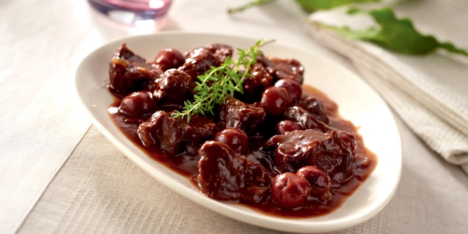 Civet de marcassin au vin blanc et aux cerises