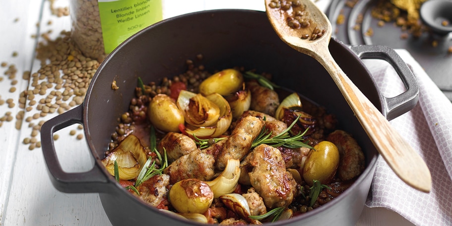 Potée de lentilles, saucisses et pommes de terre grenaille