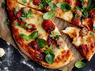 Pizza met gekonfijte kerstomaten en gehaktballetjes