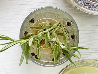 Eau aromatisée au poivre, miel et romarin