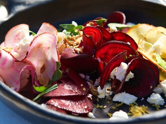Salade van rode biet en geitenkaas