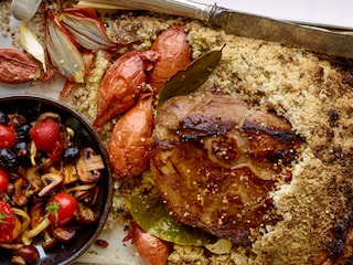 Lamsbout in zoutkorst met champignons olijven en tomaten