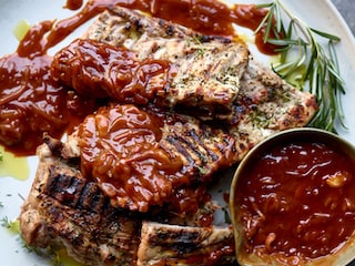 Barbecuesaus met 'Jack Daniels' en ribbetjes