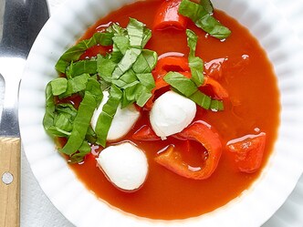 Soepje van tomaten, paprika en mozzarella