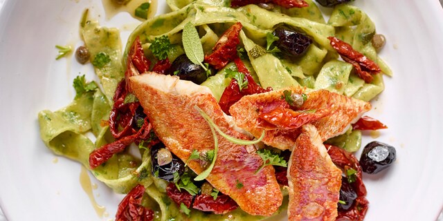 Pappardelle met kruiden en zeebarbeel