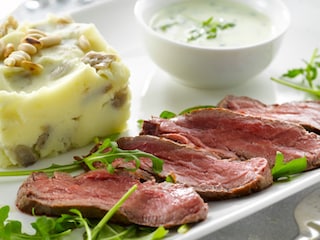 Tagliatta de bœuf, sauce au wasabi et petits stoemps aux pleurotes