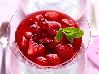 Fraises et framboises au muscat de Samos et aux épices