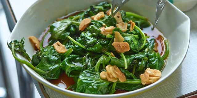 Épinards sautés à l’ail frit