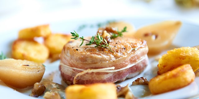 Tournedos d’Iberico au roquefort, poires baby et noix grillées