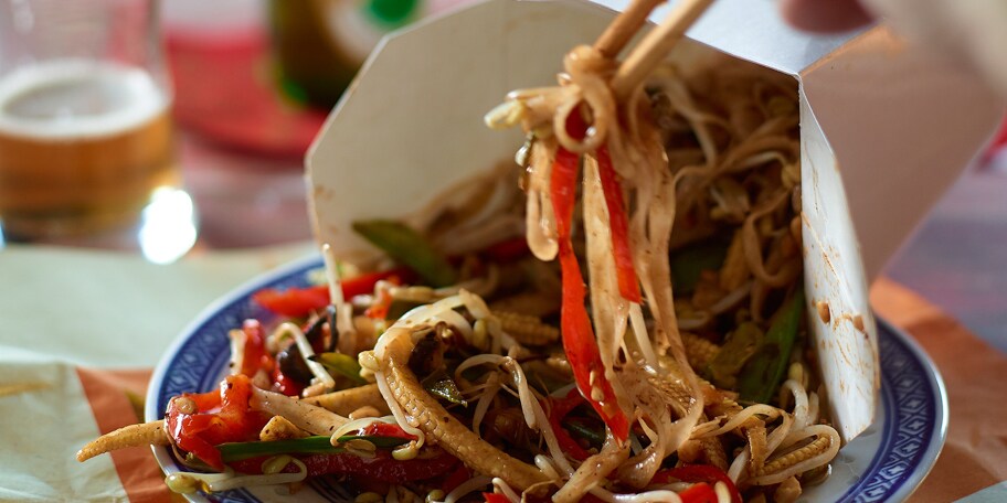 Gebakken noedels met zwartebonensaus