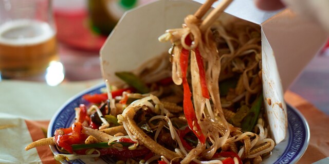 Gebakken noedels met zwartebonensaus