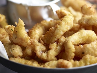 Wijtingbeignets met kruidenyoghurtdip