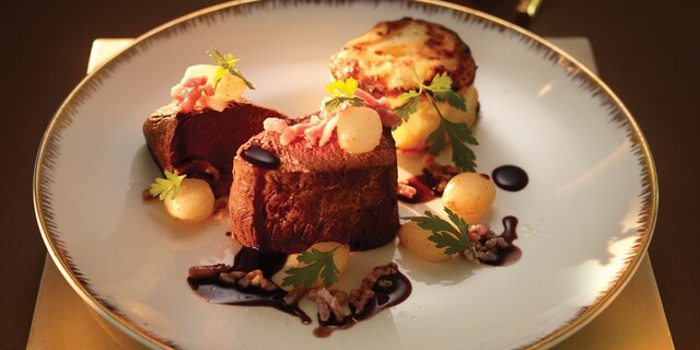 Steak de renne au jus de vin rouge, lardons et oignons grelots