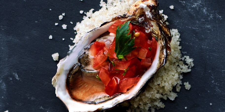 Oesters met pikante tomatensalsa