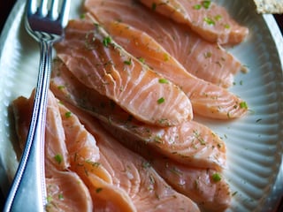 Gemarineerde zalm met whisky en komkommer met anijs