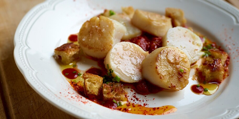 Sint-jakobsvruchten op zijn zuiders met knapperige croutons