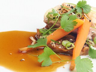 Caille au foie gras teriyaki, chicons au sésame, carotte confite et oignon frit