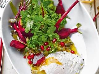 Gepocheerde eieren, salade van rode bieten met superzaden, vinaigrette van mandarijn