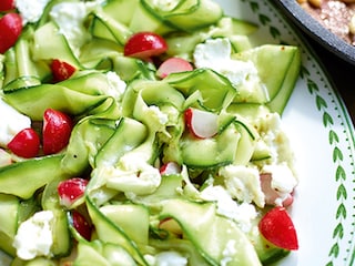 Minuutsteak en courgettesalade met mozzarella