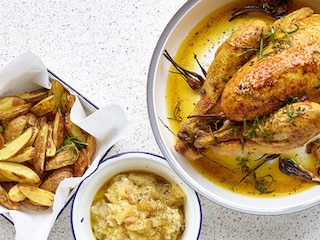 Poulet rôti, compote de pommes et céleri-rave avec grenailles au four