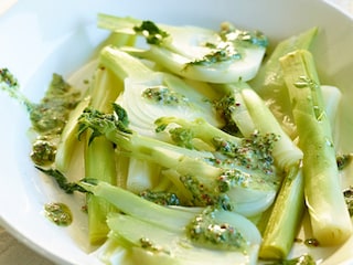 Jeunes poireaux et fenouils avec vinaigrette aux herbes