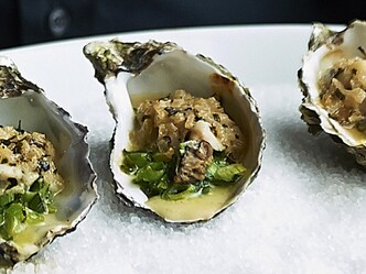 Gegratineerde oesters met champagnesaus