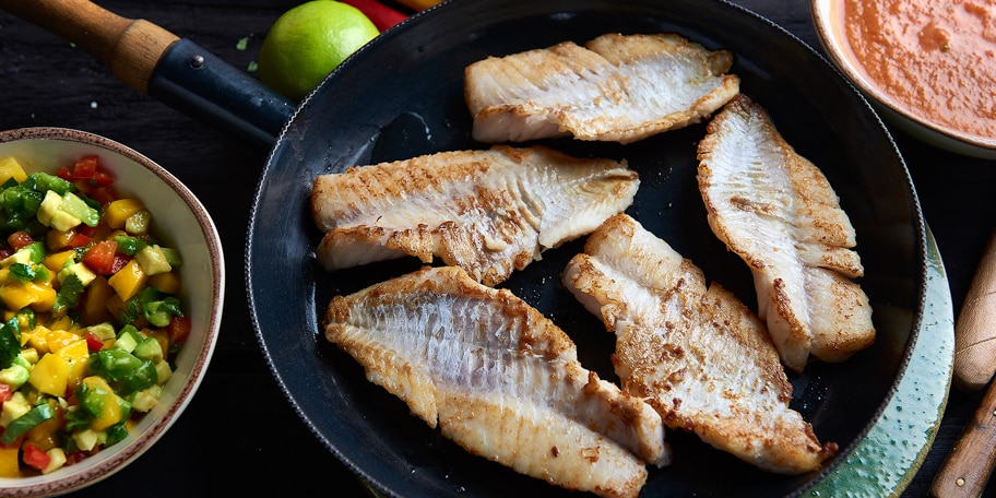 Roodbaarsfilets, mangosalsa en pikante saus