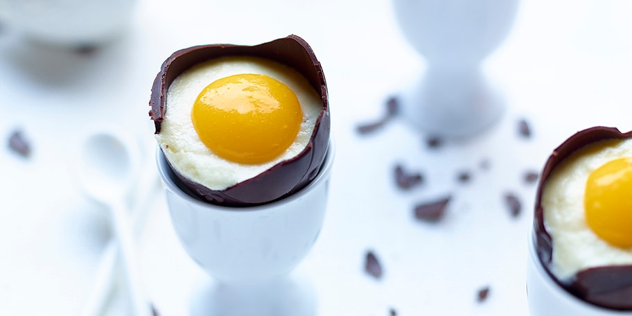 Eitjes gevuld met mousse van witte chocolade en mango